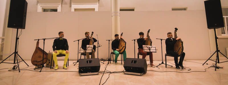 В Киеве "Шпилясті кобзарі" сыграли современные хиты на бандуре