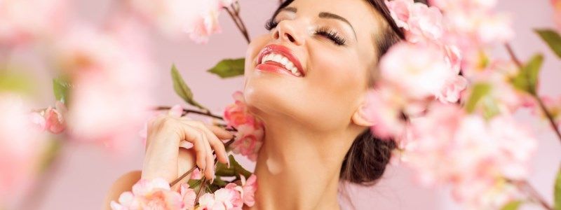 Короткие поздравления с 8 марта: прикольные СМС в стихах и прозе для всех женщин