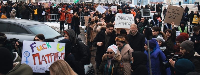 Нападение на марш за права женщин: пострадали парень и девушка
