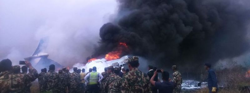 Крушение самолета и вертолета, смерть легендарного комика и полет на Марс от Маска: ТОП новостей дня