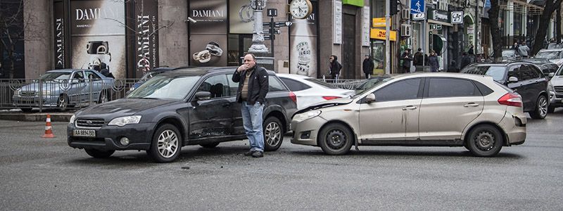 На Бессарабской площади ZAZ Forza протаранил Subaru Outback