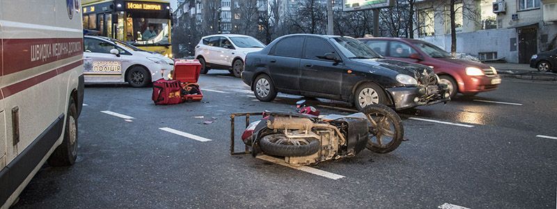 На Киквидзе Daewoo Lanos сбил мотоциклиста-доставщика пиццы