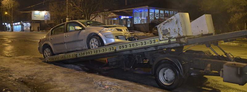 ДТП на проспекте Науки: Renault не поделил дорогу с Mercedes