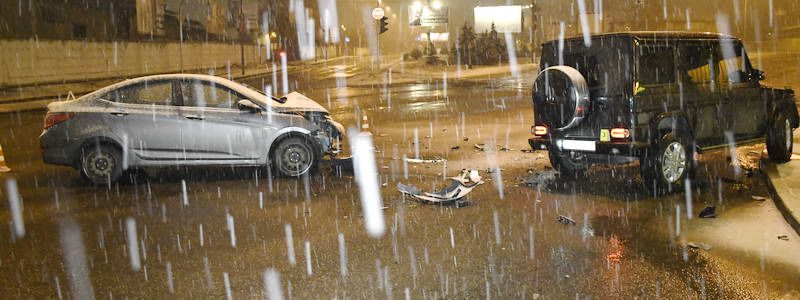 В Киеве возле заправки WOG девушка на Hyundai разбилась о Gelenvagen