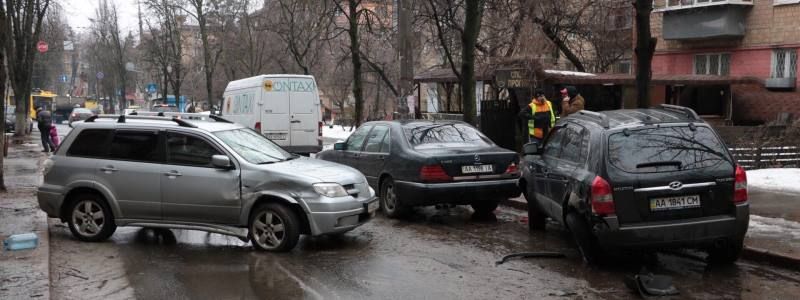 На Ереванской Mitsubishi влетел в Hyundai и Mercedes: движение перекрыто