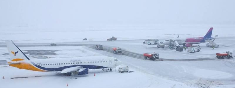Сбои в аэропортах из-за непогоды: в Киеве задерживают и отменяют рейсы