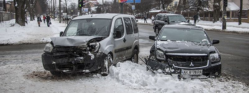 На Нивках столкнулись Mitsubishi и Fiat: автомобили выбросило на тротуар