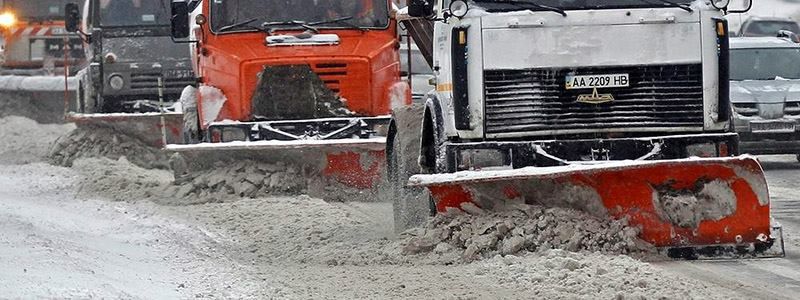 Киев засыпало снегом: с непогодой борются более трехсот спецмашин