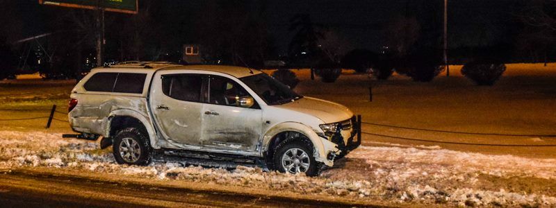 ДТП на Набережно-Рыбальской: внедорожник снес забор и вылетел на встречную дорогу