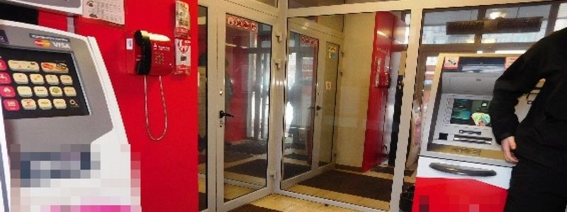 В Киеве двое мужчин обокрали терминал прямо в банке