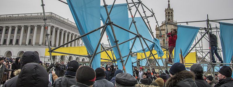 Погром на Майдане: сторонники Саакашвили разбивают металлические конструкции