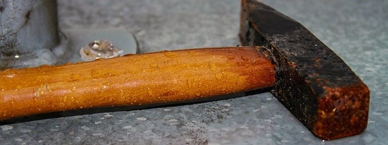 В Киеве на женщину напали с молотком: пострадавшая в больнице