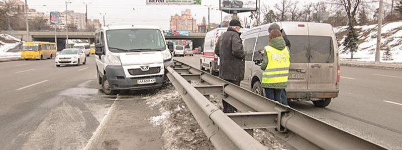 Два ДТП на Академгородке: микроавтобус Peugeot влетел в отбойник, а Ford сбил пешехода