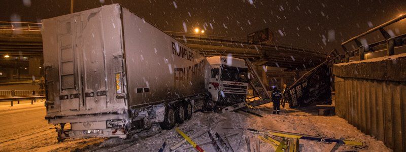 В Киеве фура вылетела с дороги и снесла билборд