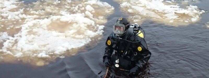 В Киеве из воды выловили труп мужчины