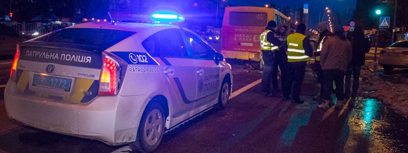 В Киеве на бульваре Перова "Жигули" влетел в маршрутку с пассажирами