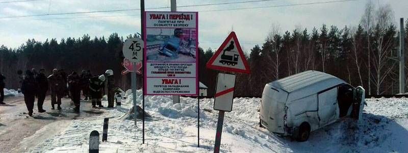 Вирус в YouTube, задержка рейса в Германии из-за пьяного пилота и микроавтобус, въехавший в поезд: ТОП новостей дня