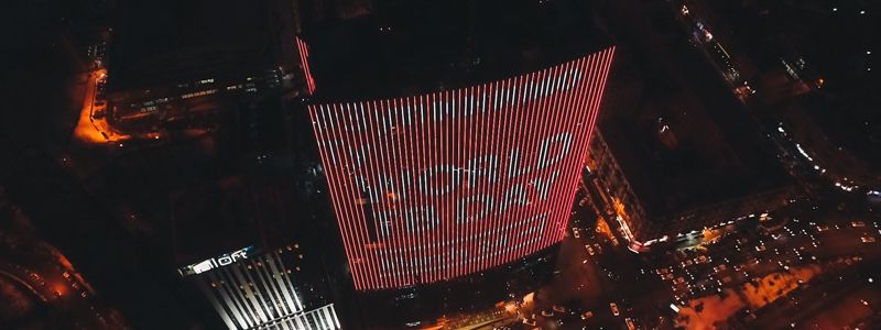 В Киеве ТРЦ Gulliver засветился красным цветом