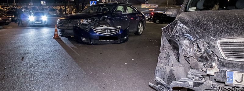 ДТП в Киеве на Левобережной: пострадали парень и девушка