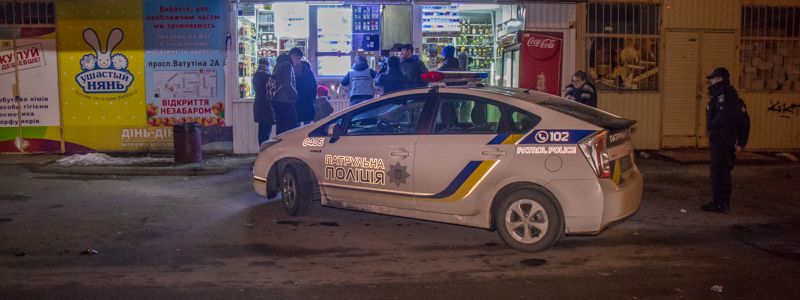 В Киеве на Троещине мужчина с огнестрельным ранением сказал, что упал шеей на штырь