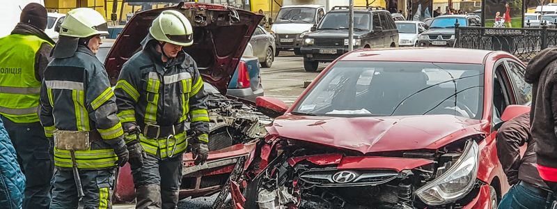 В центре Киева столкнулись авто: остановилось движение троллейбусов