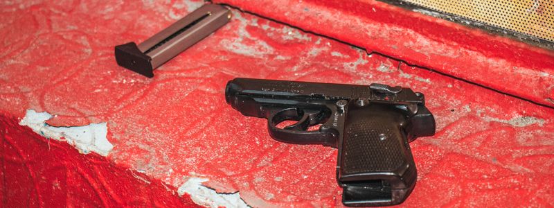 В Киеве мужчина отметил день рождения в наручниках и лицом в асфальте