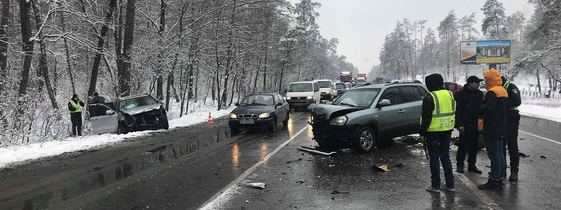 В Киеве на Гостомельском шоссе столкнулись Honda, Hyundai и маршрутка: пострадали девушка и мужчина