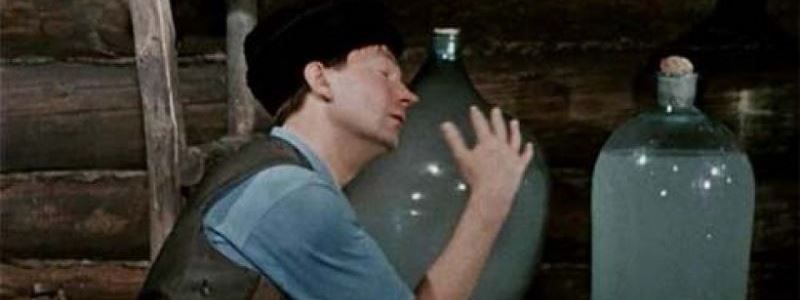 В Киеве на Подоле мать с дочкой продавали самогон из окна квартиры