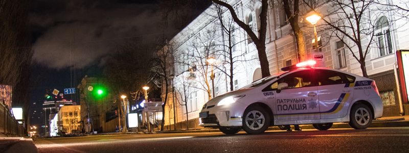 В Киеве на бульваре Шевченко упавшее дерево устроило дорожный коллапс