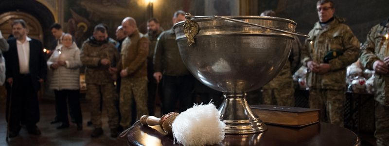 В Киеве патриарх Филарет освятил паски и машины для украинских солдат