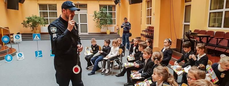 Полицейские рассказали школьникам Киева о безопасности на дорогах