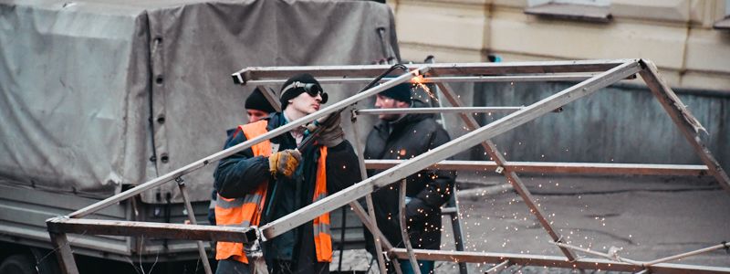 В Киеве на Андреевском спуске под покровом ночи снесли МАФы