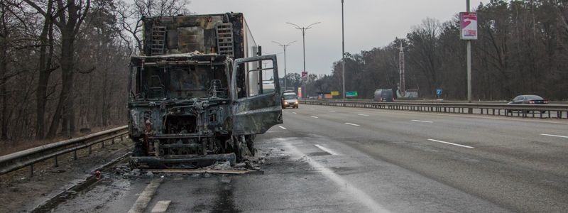 В Киеве на Борисполькой трассе на ходу загорелась фура