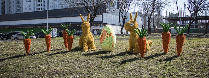 В Киеве на Дружбы народов установили странную пасхальную инсталляцию