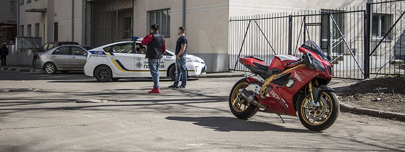 В Киеве на Шулявке мотоцикл сбил девушку: пострадавшую забрала "скорая"