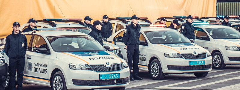 Порошенко передал Нацполиции новый транспорт: 10 катеров и 102 автомобиля