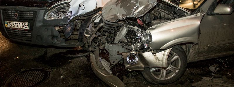 В Киеве на Оболони не поделили дорогу Газель и Nissan
