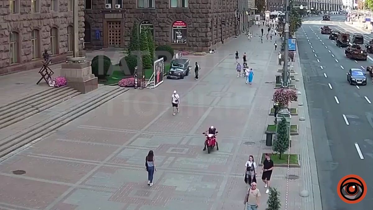 У Києві на Хрещатику мопедист без прав та напідпитку їздив тротуаром