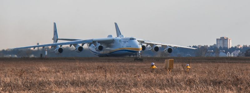 Посадка самого большого в мире самолета "Мрія": появилось видео из кабины пилотов