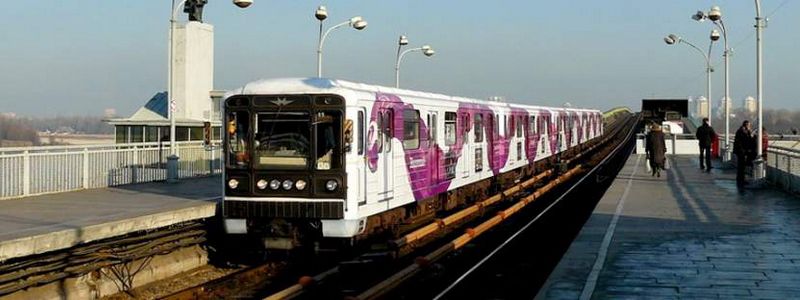 В Киеве парни вылезли на крышу вагона метро