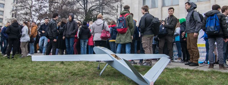 В Киеве ко дню космонавтики студенты показали самодельные дроны и роботов
