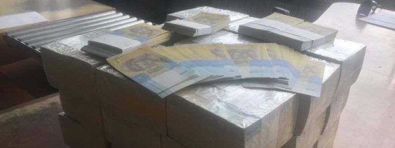 Жителю Киева не удалось обмануть таможню: изъято 24 килограмма украинских гривен
