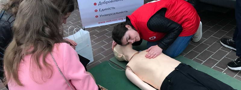 В центре Киева тысяча жителей спасали манекены от смерти