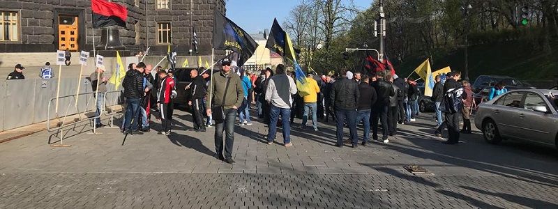 «Терпилы заплатят»: в центре Киева проходит митинг против повышения цен на топливо