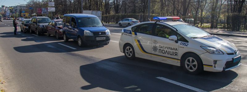 В Киеве на Воздухофлотском проспекте четыре машины устроили "паровозик"