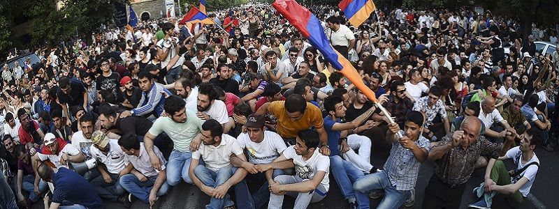 "Нанотехнологии" на Укрпочте, тысячный марш в Ереване и самая красивая женщина года: ТОП новостей дня