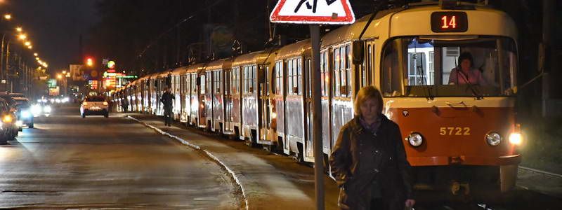 В Киеве возле парка Нивки столкнулись Ford и трамвай