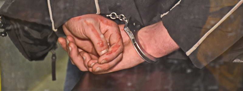 В Киеве пьяная компания в троллейбусе порезала двух парней