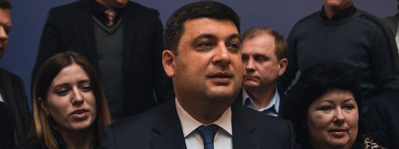 Гройсман на БТР: Премьер пригрозил проверять ТЦ, кинотеатры и школы на спецмашинах