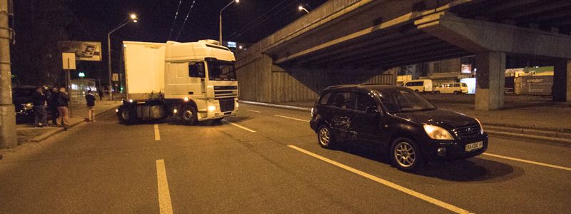 В Киеве на Нивках фура Новой Почты влетела в Chery Tiggo